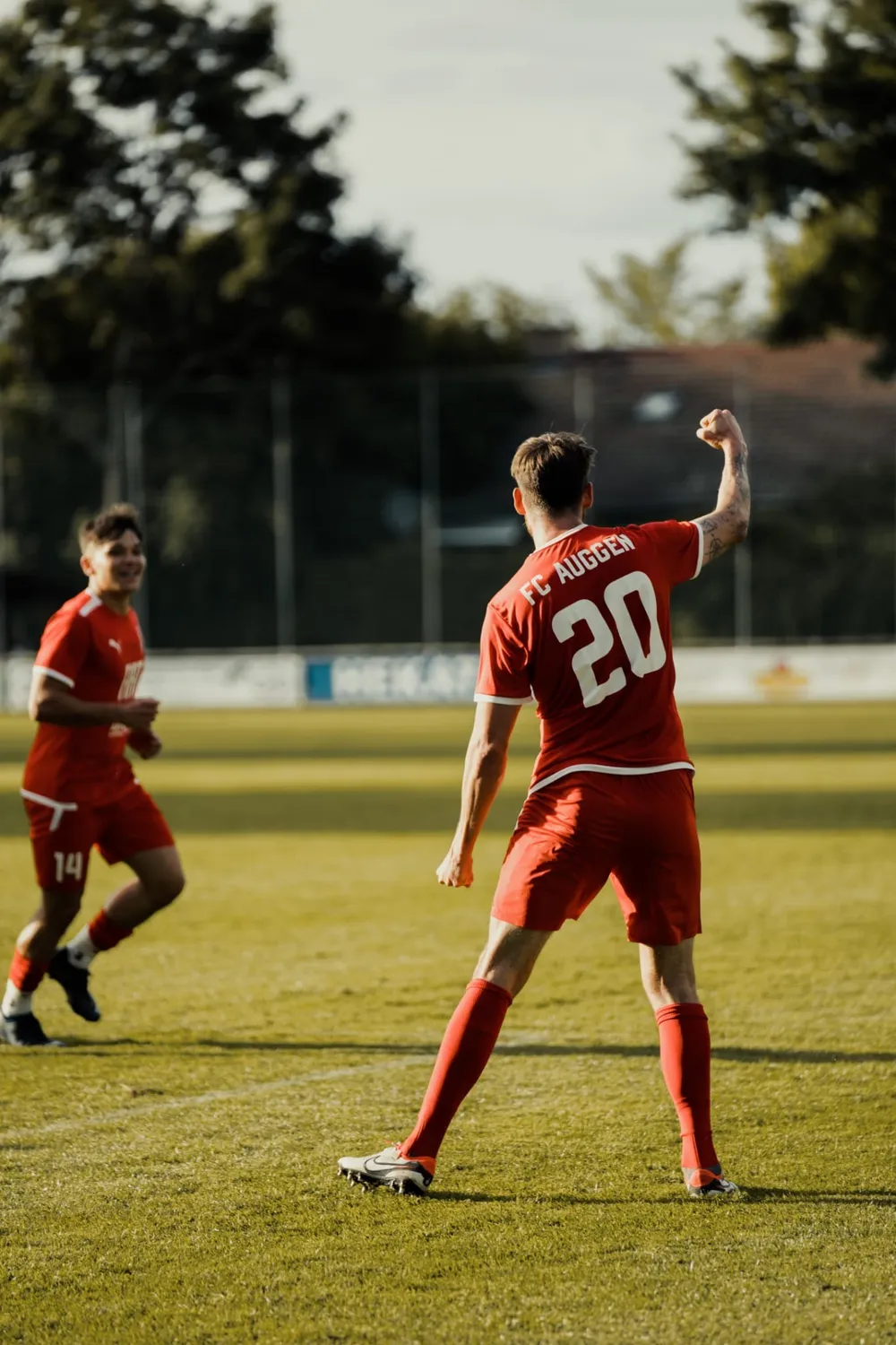 FC Auggen e.V. – Fußballtrainer – Das Bild zeigt offenbar einen Fußballtrainer, der ein Spiel beobachtet.