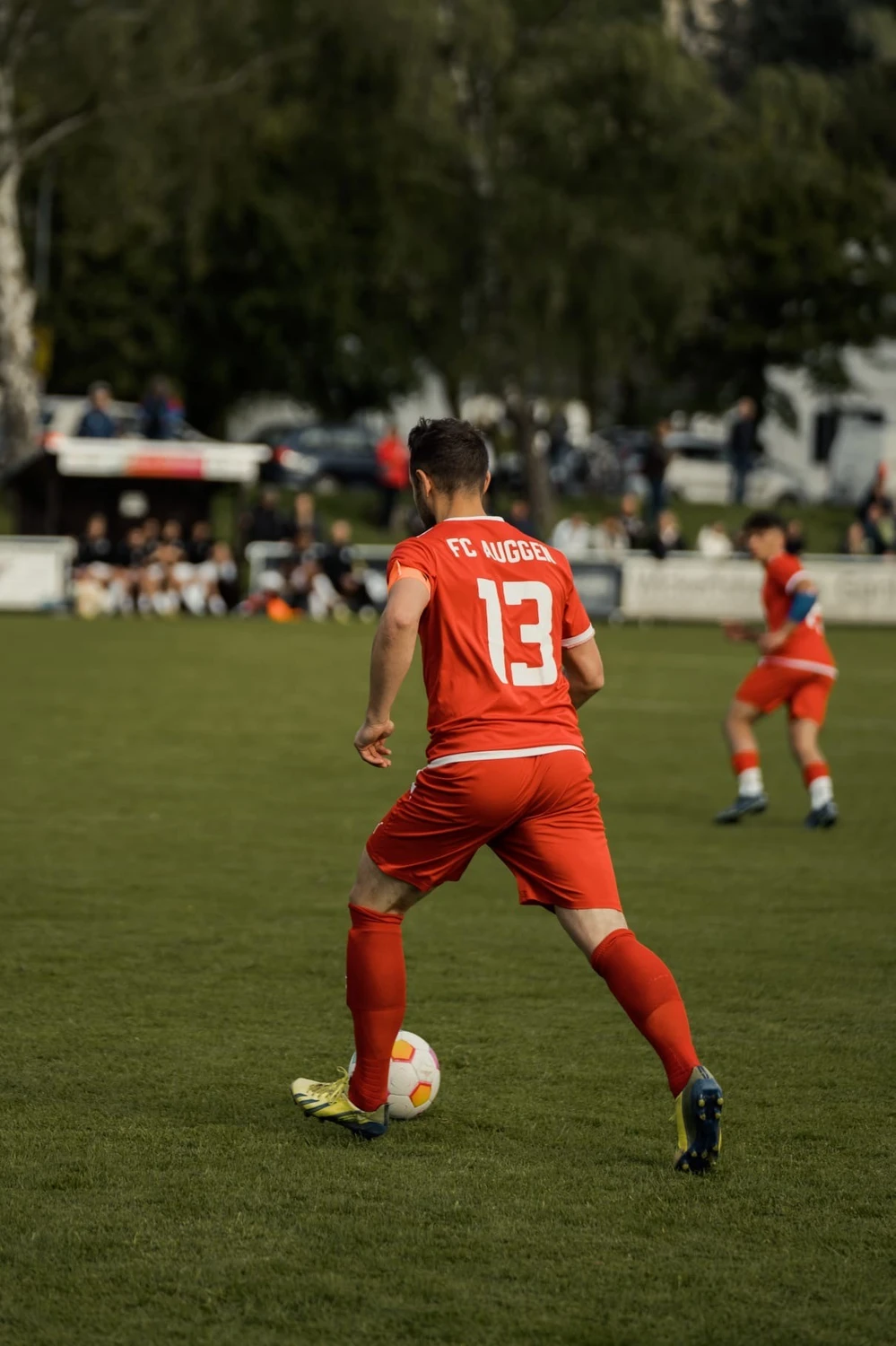 FC Auggen e.V. – Fußballtrainer – Das Bild zeigt offenbar einen Fußballtrainer, der ein Spiel beobachtet.