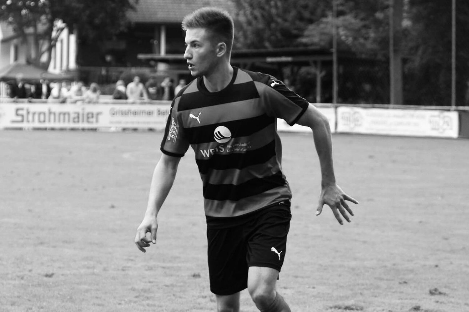 FC Auggen e.V. – Fußballtrainer – Dieses Bild zeigt drei Personen, die vor einer Sponsorentafel ein rotes Sweatshirt mit den Aufschriften „FC AUGGEN“ und „FIAT ROLL AUGGEN“ hochhalten. Leider konnte ich keine weiteren Details angeben, da die Suche keine hilfreichen Informationen lieferte.