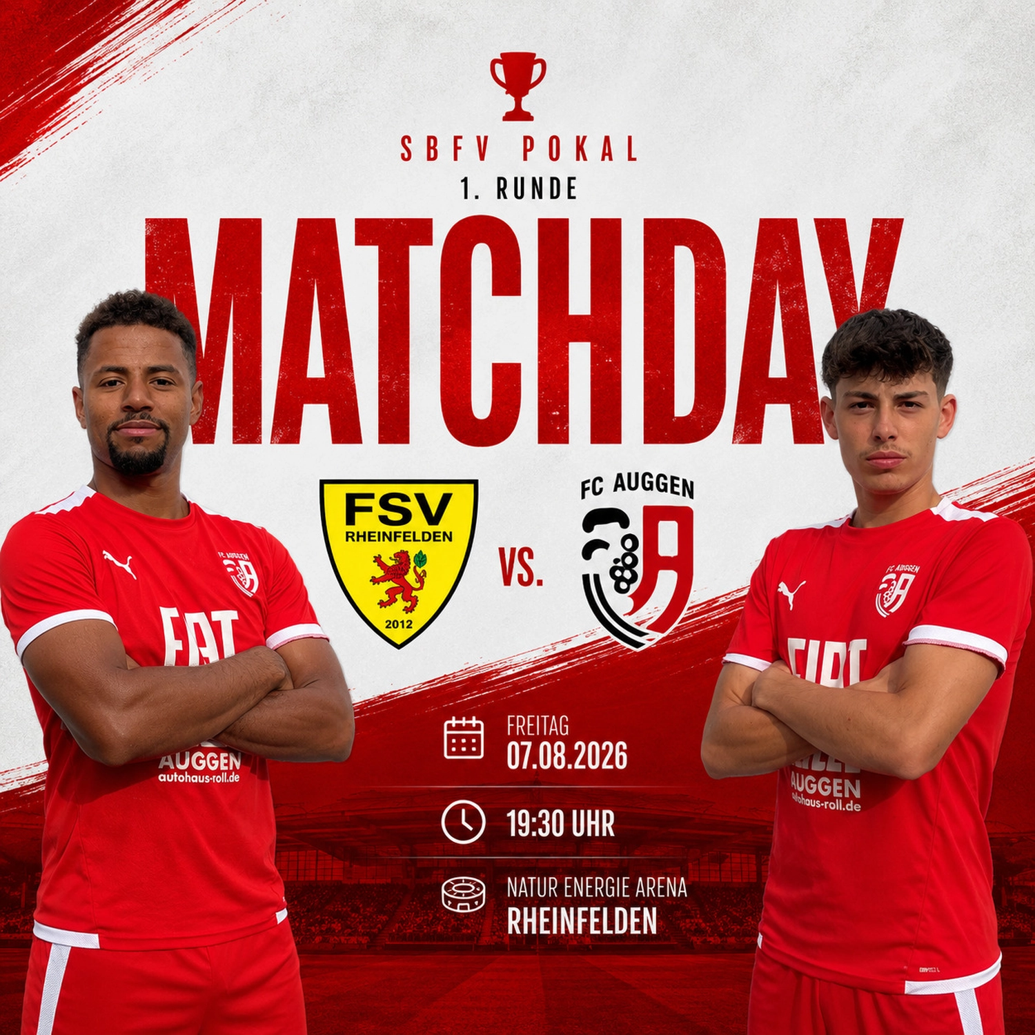 FC Auggen e.V. – Fußballtrainer – Dieses Bild zeigt drei Personen, die vor einer Sponsorentafel ein rotes Sweatshirt mit den Aufschriften „FC AUGGEN“ und „FIAT ROLL AUGGEN“ hochhalten. Leider konnte ich keine weiteren Details angeben, da die Suche keine hilfreichen Informationen lieferte.